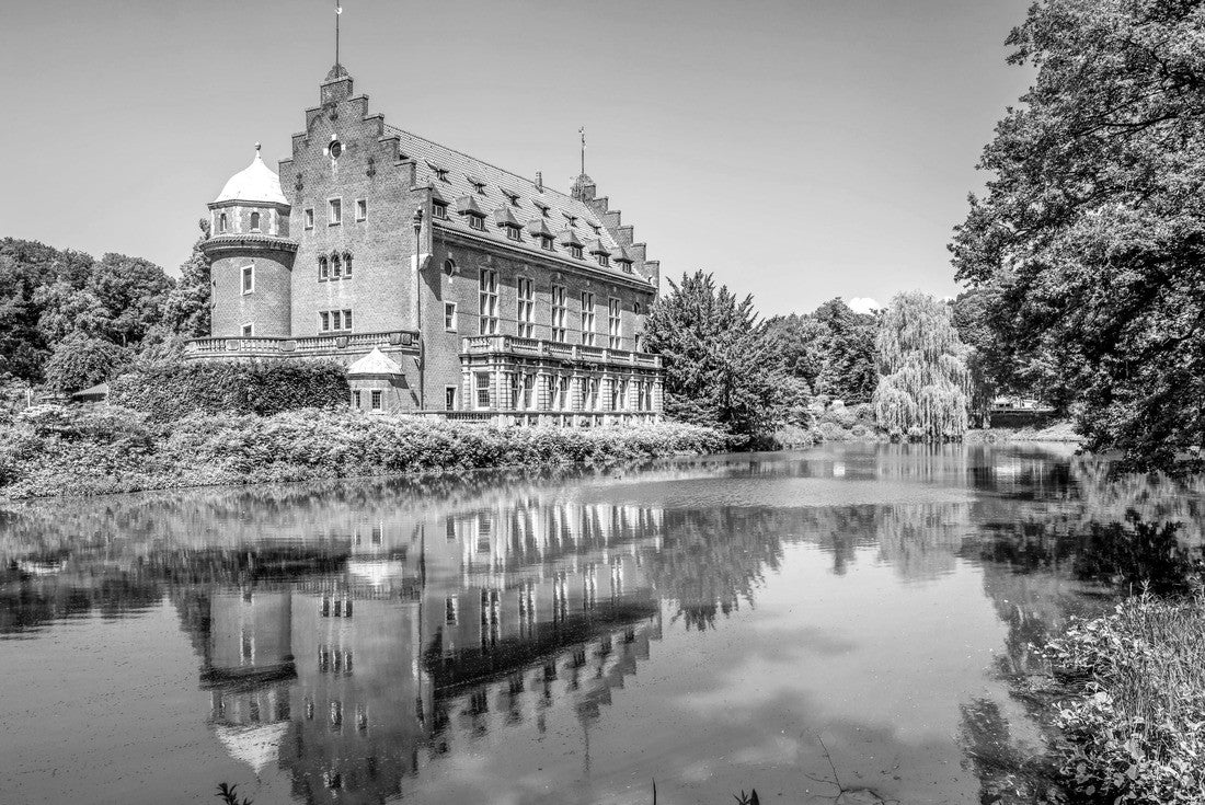 Wittringen Castle in Gladbeck, North Rhine-Westphalia, Germany 2000pc PuzzleBlack and White