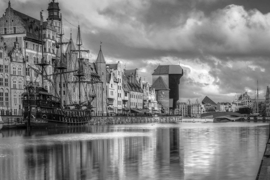 Beautiful scenery of the old town of Gdansk over the Motlawa river at sunrise, Poland 2000pc PuzzleBlack and White