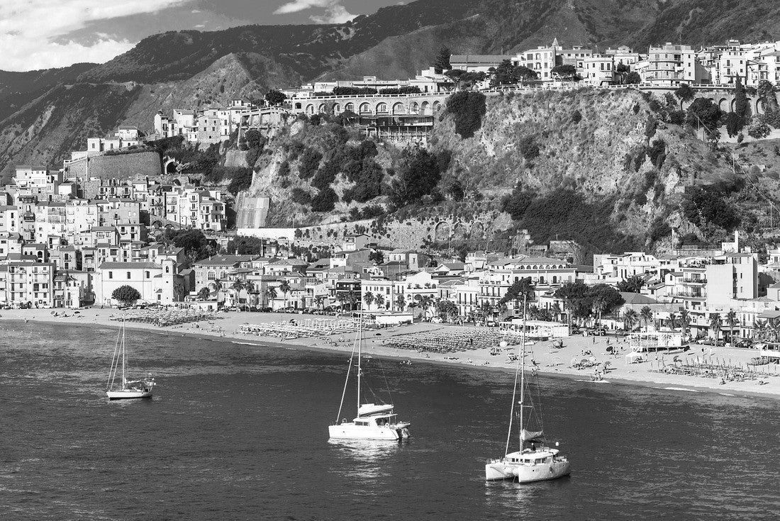 medieval coastal town of Scilla in Calabria. the city and the beach 2000pc PuzzleBlack and White