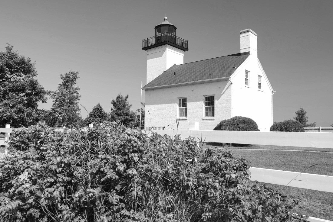 Sand Point Light House, Escanaba Michigan USA 2000pc PuzzleBlack and White