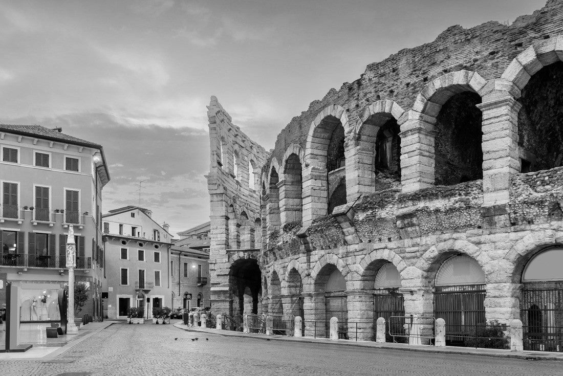 Verona, Italy. The Arena, Roman amphitheater on Piazza Bra 2000pc PuzzleBlack and White