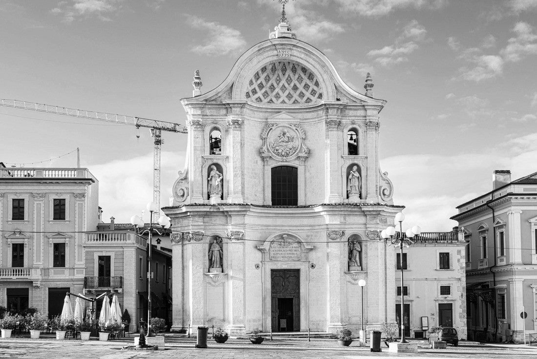 Church of Santa Maria del Suffragio, in L'Aquila's downtown, Italy 2000pc PuzzleBlack and White