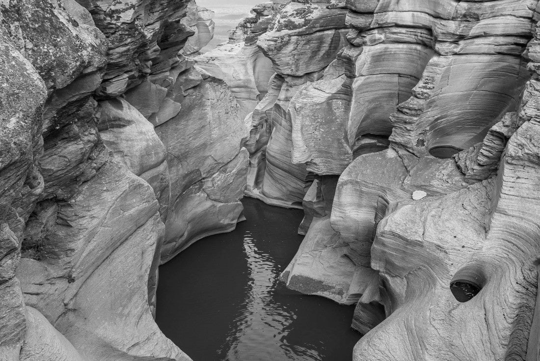 the river flowing through the valley of huge red rocks. Canyon view at sunset. extraordinary natural scenery. Nature landscape in the canyon. View of the stream flowing from the valley 2000pc PuzzleBlack and White