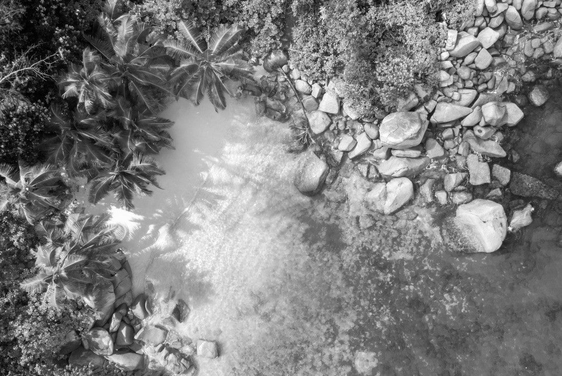 Isolated small beach in the bay of Anse Lazio beach, Praslin, Seychelles 2000pc PuzzleBlack and White