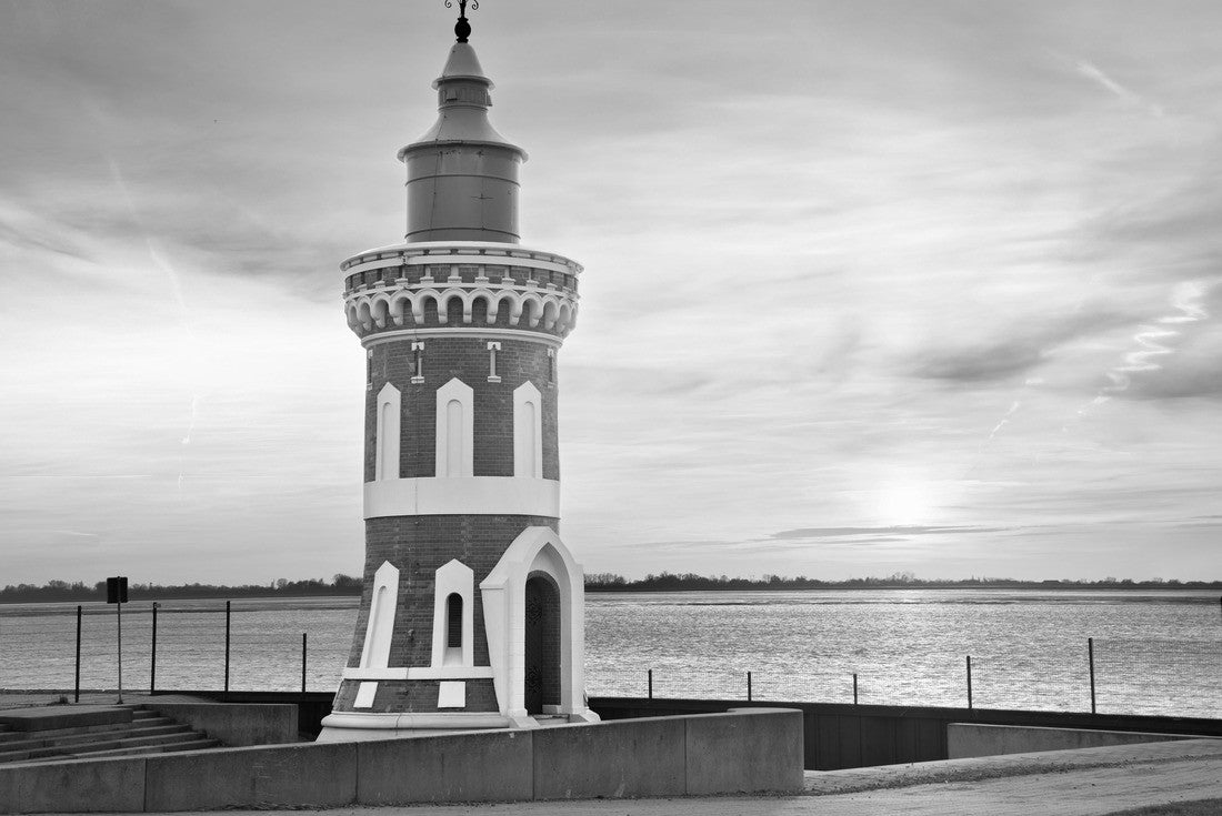 Sunset behind the historic lighthouse “Kaiserschleuse Ostfeuer” in Bremerhaven, Germany 2000pc PuzzleBlack and White
