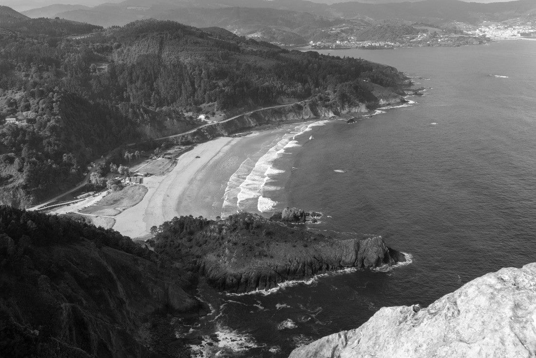 laga beach in the urdaibai biosphere reserve from a nearby mountain 2000pc PuzzleBlack and White