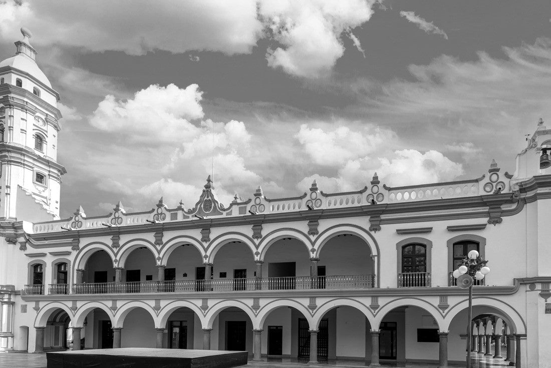 Mexico, City Palace of Veracruz and colonial streets in the historic center 2000pc PuzzleBlack and White