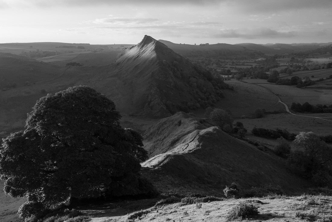 Glorious sunrise with golden light at Chrome Hill in The Peak District, UK 2000pc PuzzleBlack and White