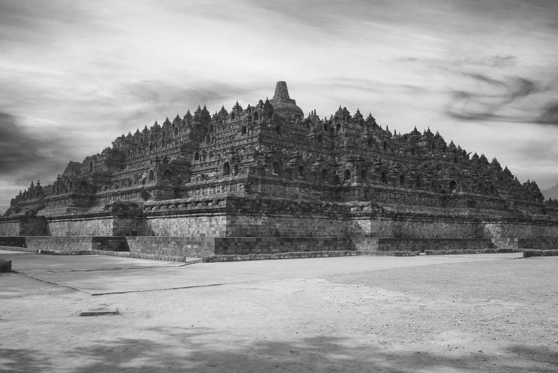Front view of Borobudur Anicent Buddhist Temple of Yogyakarta, Java Island, Indonesia. Oldest Buddhist temple in the morning. World Heritage, UNESCO 2000pc PuzzleBlack and White