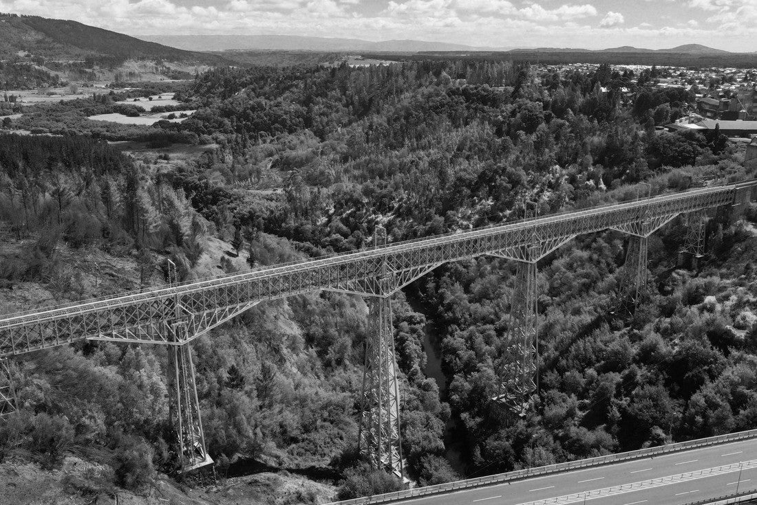 Malleco Viaduct in Chile 2000pc PuzzleBlack and White