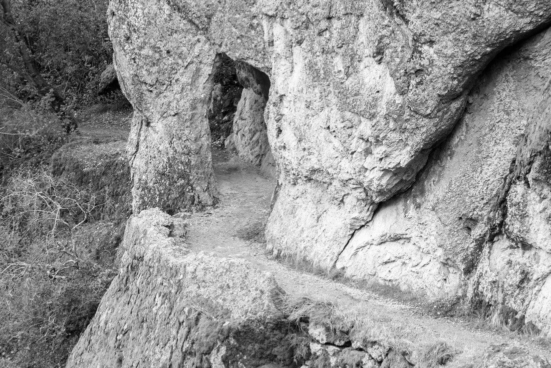 Tunnel Rock High Peaks Trail. Pinnacles National Park, California, USA 2000pc PuzzleBlack and White
