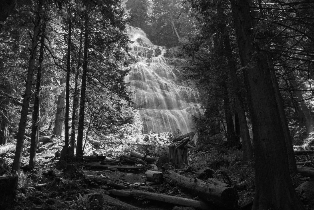 Noah Jigsaw Puzzle Bridal waterfalls at Bridal Veil Falls Provincial Park. The falls drop 122 meters over a wide rock face, creating a “veil-like” effect in black white 2000 pieces