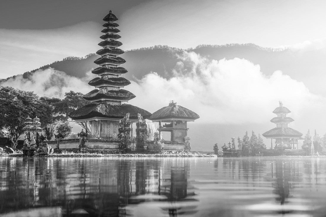 Noah Jigsaw Puzzle Beautiful landmark, pura ulun danu bratan temple in Bali, indonesia on sunrise in black white 2000 pieces