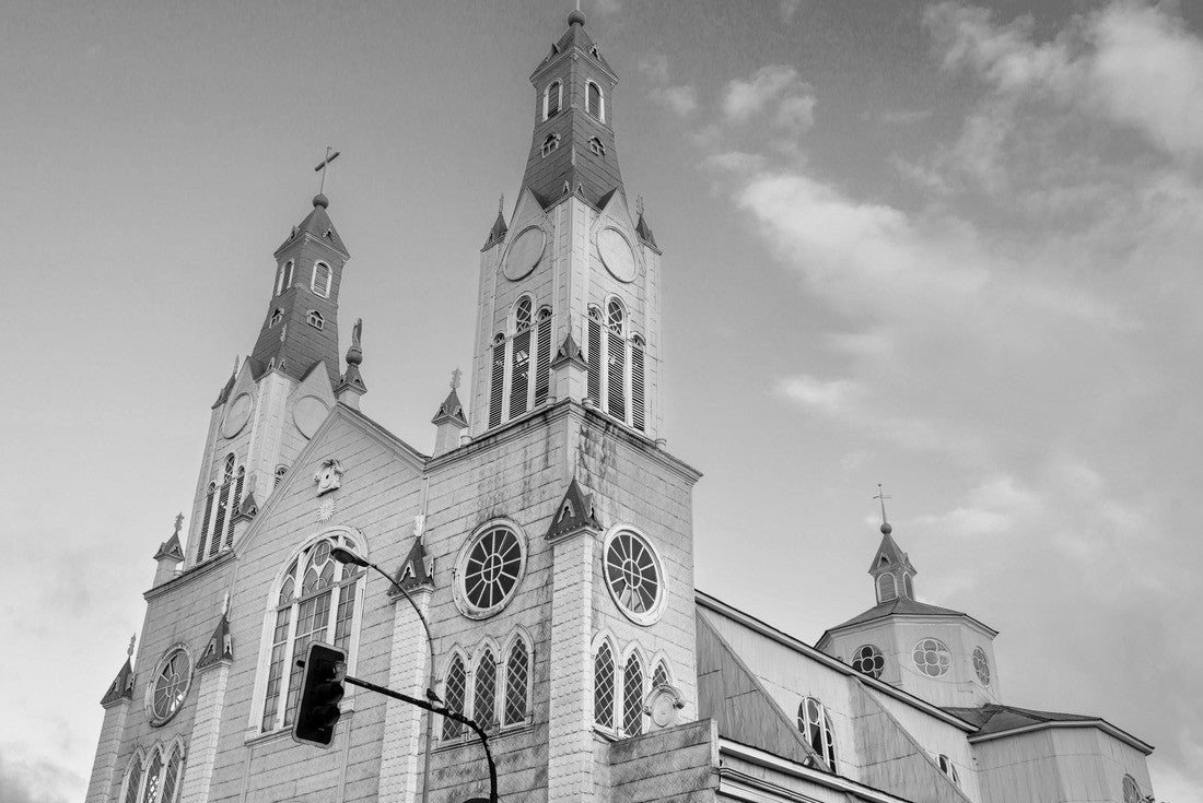 Noah Jigsaw Puzzle The church of San Francisco in the main square of Castro on the island of Chiloe in southern Chile in black white 2000 pieces
