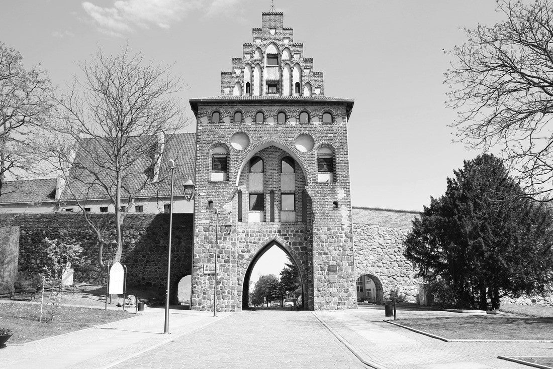 The medieval town gate in Stargard Szczecinski, Pomerania, Poland 2000pc PuzzleBlack and White