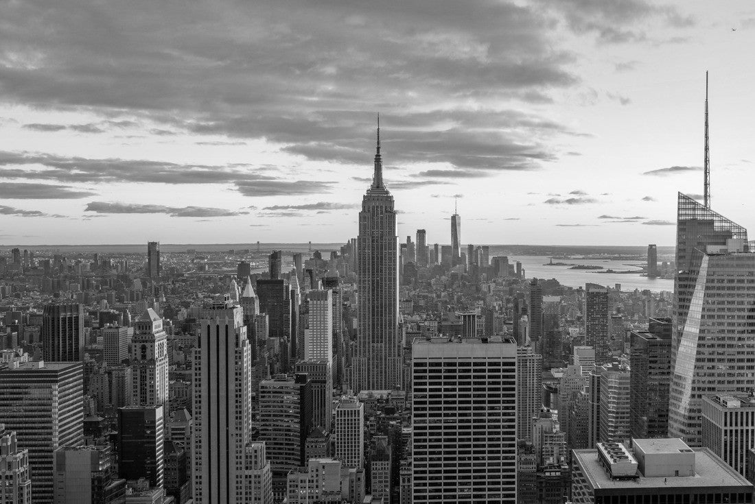 Stunning the skyline and skyscrapers of New York at sunset. Beautiful view in Midtown Manhatton 2000pc PuzzleBlack and White