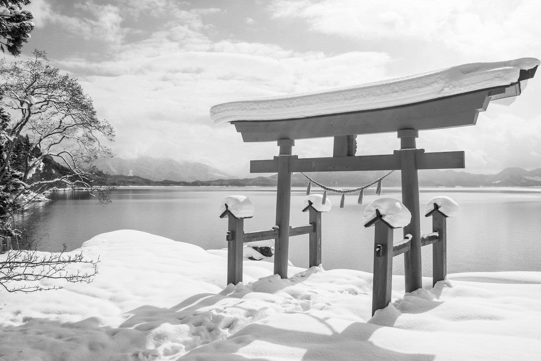 Noah Jigsaw Puzzle A red Japanese torii in front of Lake Tazawa, Akita Prefecture, Japan in black white 2000 pieces