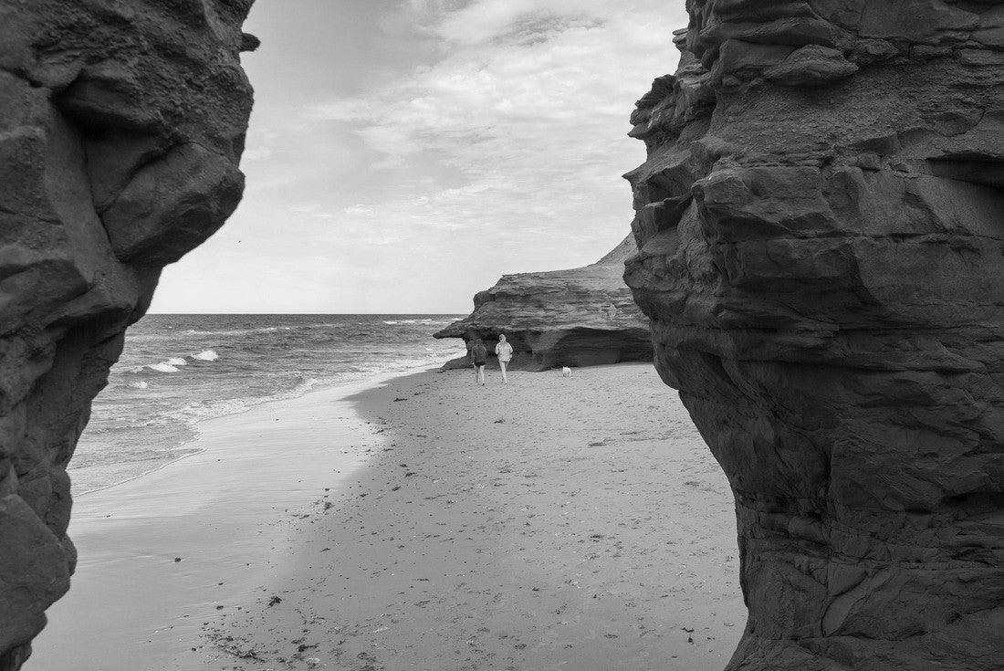 Thunder Cove rocks at Prince Edward Island Canada 2000pc PuzzleBlack and White