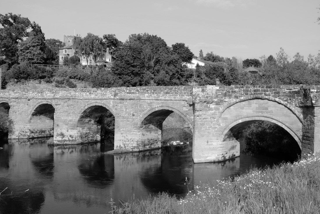 Farndon Holt Bridge on the River Dee at the border between England and Wales 2000pc PuzzleBlack and White