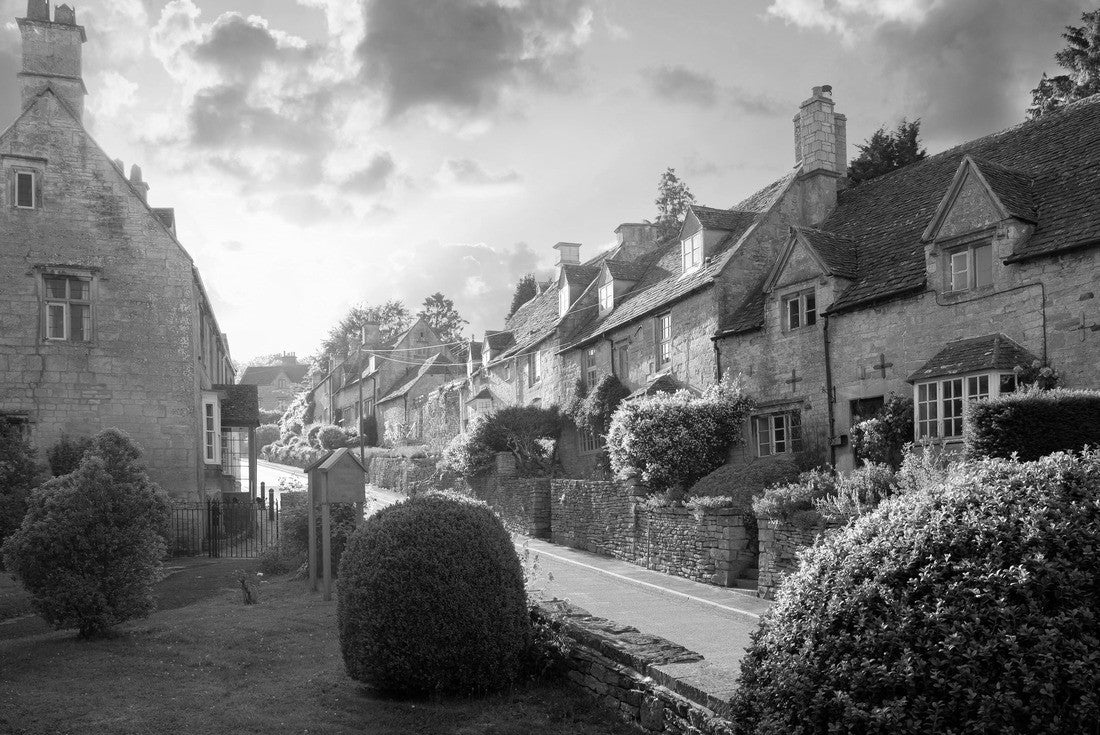 Noah Jigsaw Puzzle Bourton on the Hill village near Moreton in Marsh, Cotswolds, Gloucestershire, England in black white 2000 pieces