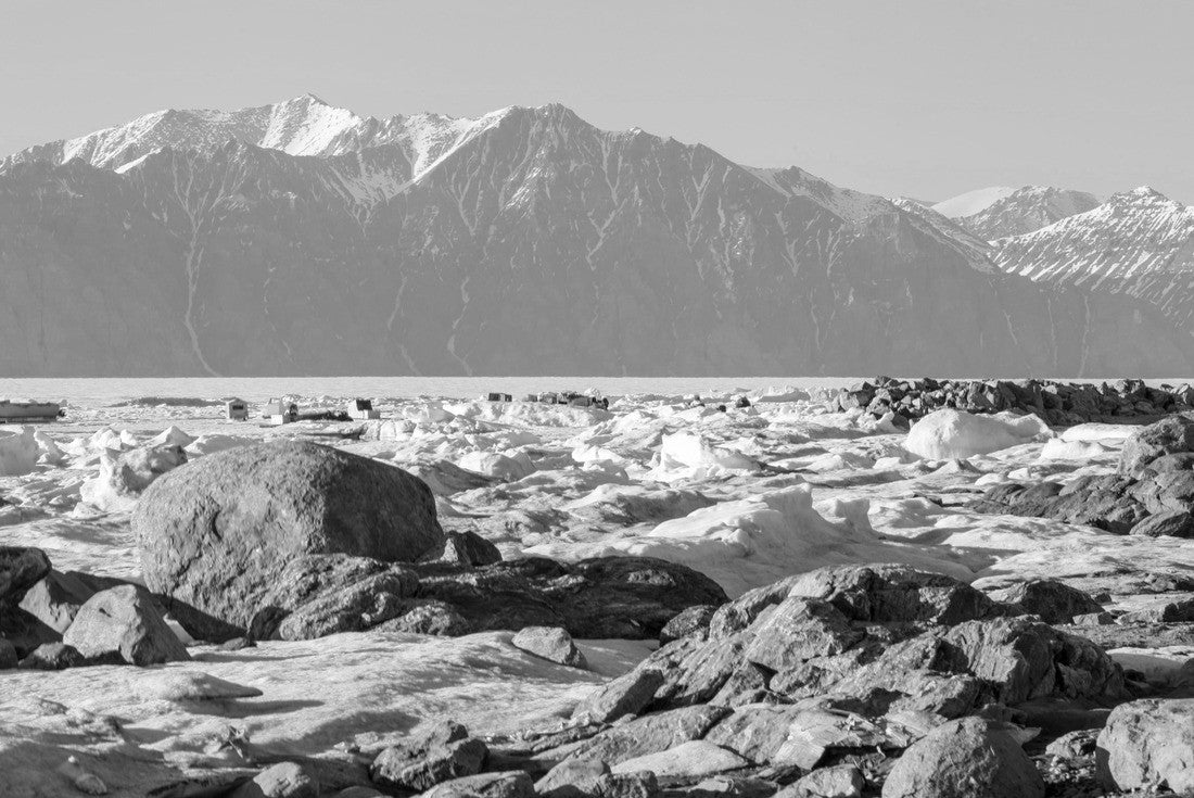 A Wonderful Landscape view in Nunavut 2000pc PuzzleBlack and White