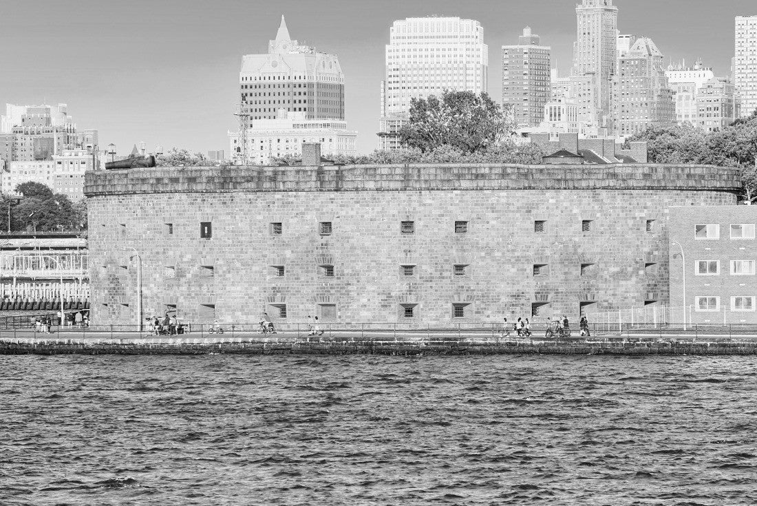 Skyline view of Castle Williams from water, on to Governors Island National Monument. New York, USA 2000pc PuzzleBlack and White