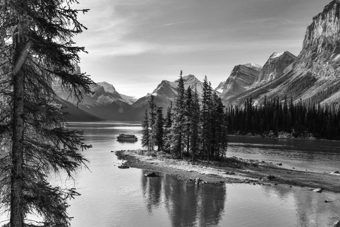 beautiful Spirit Island in Maligne Lake, Jasper National Park, Alberta, Canada 2000pc PuzzleBlack and White
