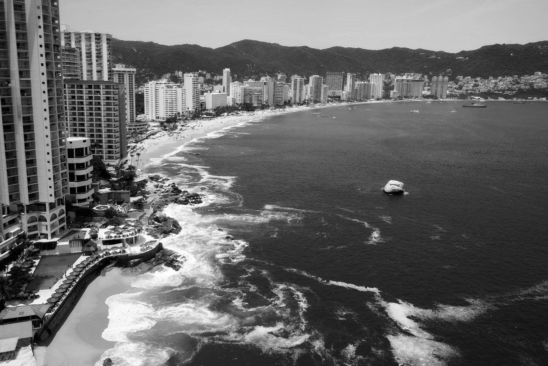 Noah Jigsaw Puzzle Acapulco Bay with its characteristic hotel line in front of a small beach with a beautiful blue ocean on a sunny summer day in black white 2000 pieces