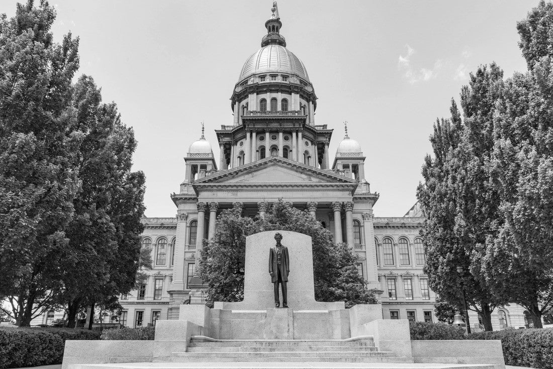Abraham Lincoln Statue in front of the Illinois State Capitol Building in Springfield, Illinois 2000pc PuzzleBlack and White