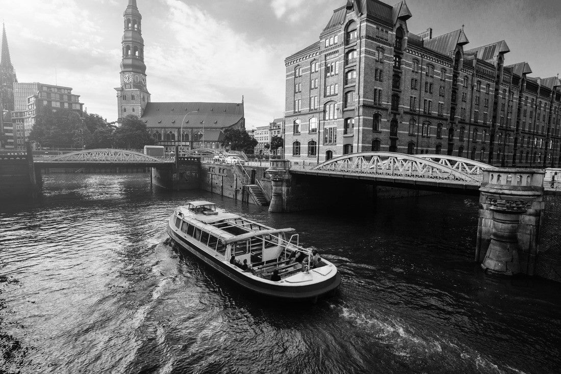 Touristic cruise boat on a channel with bridges in the old warehouse district Speicherstadt in Hamburg in golden hour sunset light, Germany 2000pc PuzzleBlack and White