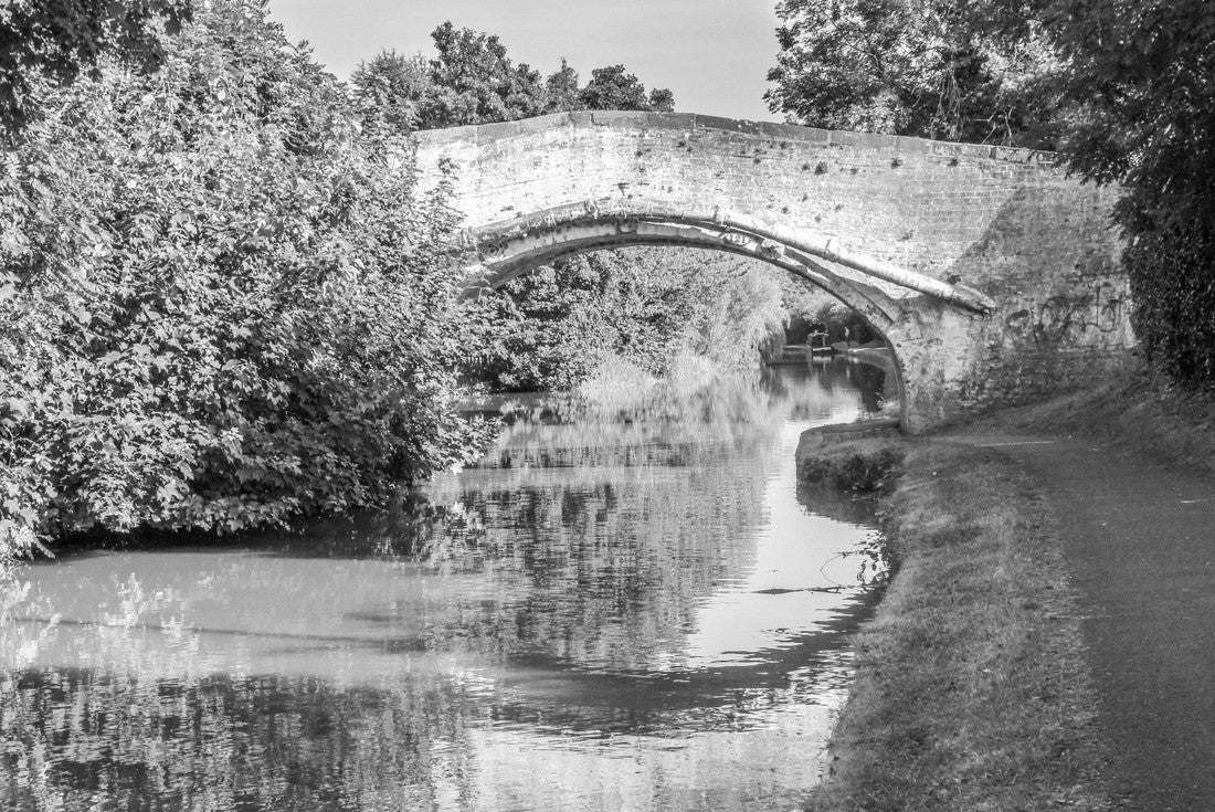 Noah Jigsaw Puzzle Bridge over the Shropshire Union canal, Christleton, Cheshire, England in black white 2000 pieces