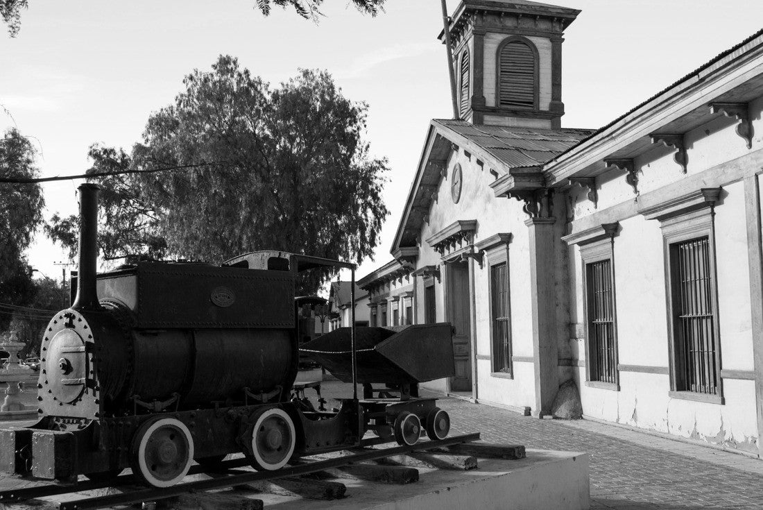 Old locomotive iand old train station in Copiapó, Chile 2000pc PuzzleBlack and White