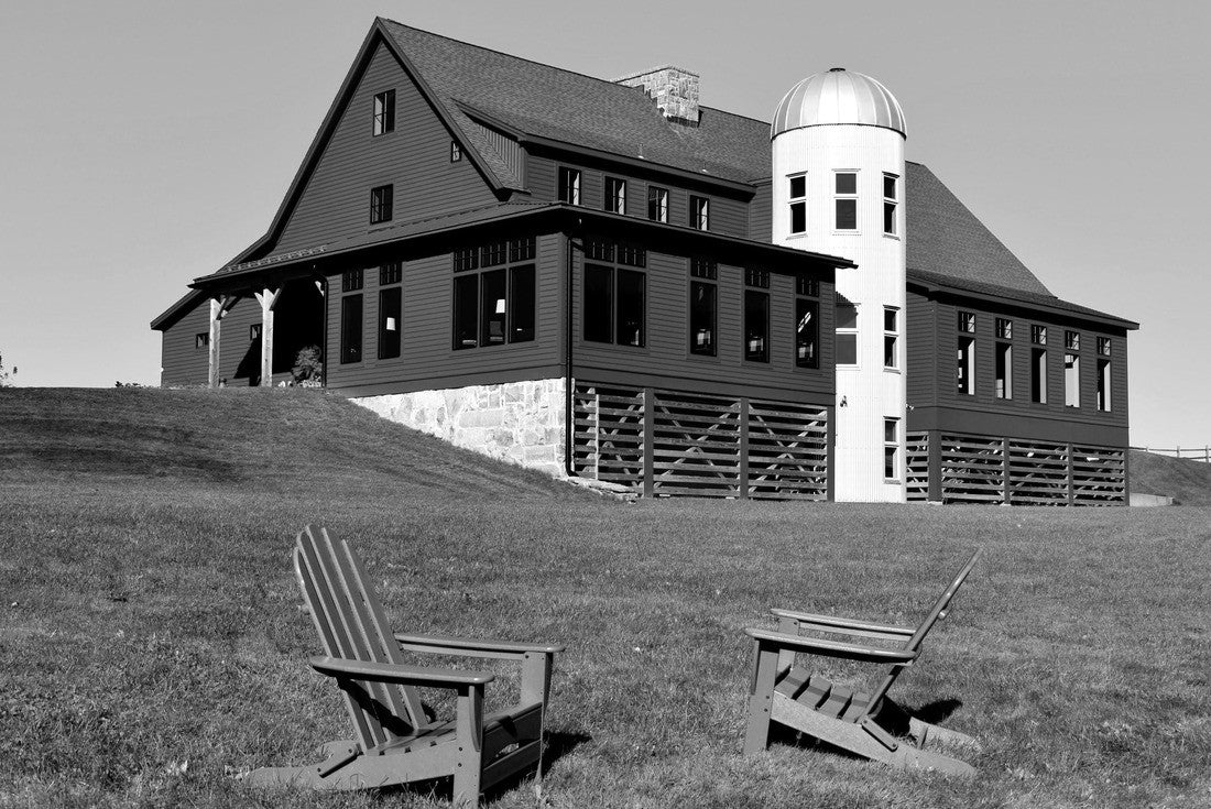 Pretty red barn in Groton, Massachusetts 2000pc PuzzleBlack and White