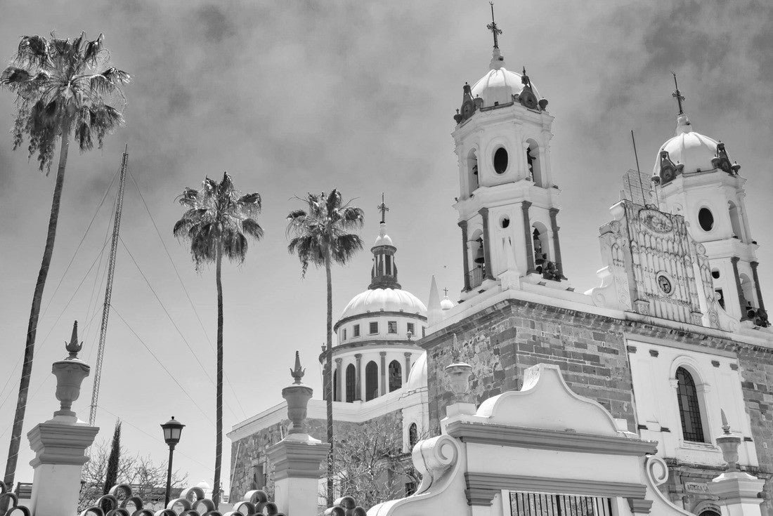 Tlaquepaque picturesque churches during high season 2000pc PuzzleBlack and White
