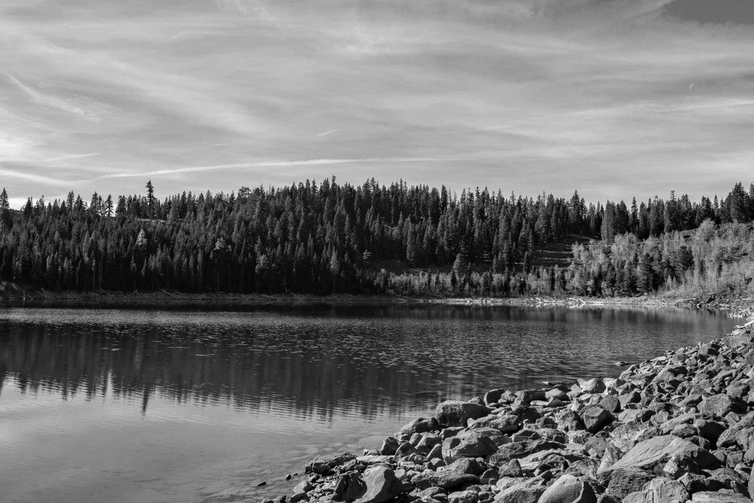 Crater Lake near Susanville, California in the Lassen National Forest 2000pc PuzzleBlack and White