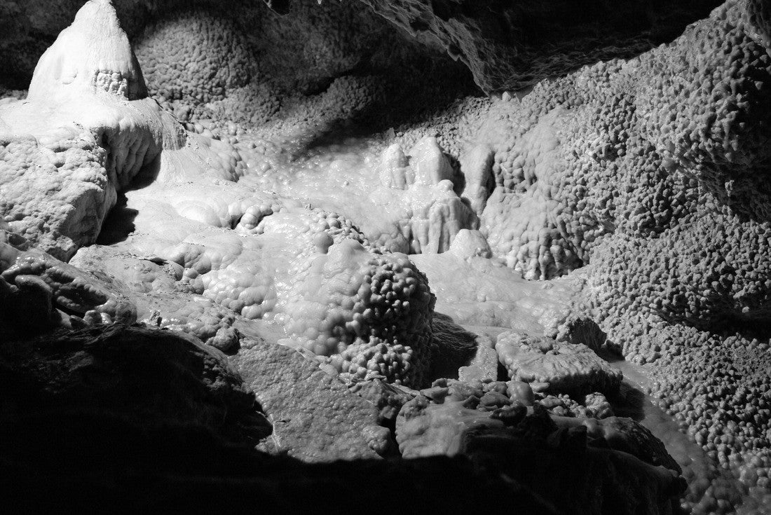 Jewel Cave National Monument in South Dakota, USA 2000pc PuzzleBlack and White