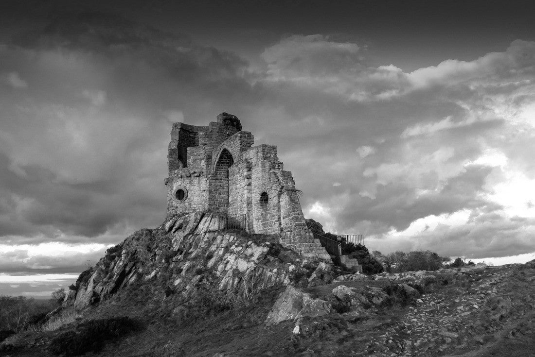 Mow Cop Castle Folly, Cheshire 2000pc PuzzleBlack and White