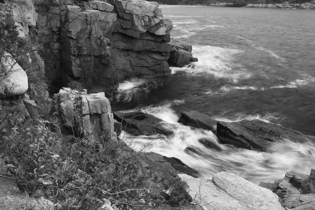 the rocky coast of the Atlantic Ocean. USA. Maine Acadia National Park 2000pc PuzzleBlack and White
