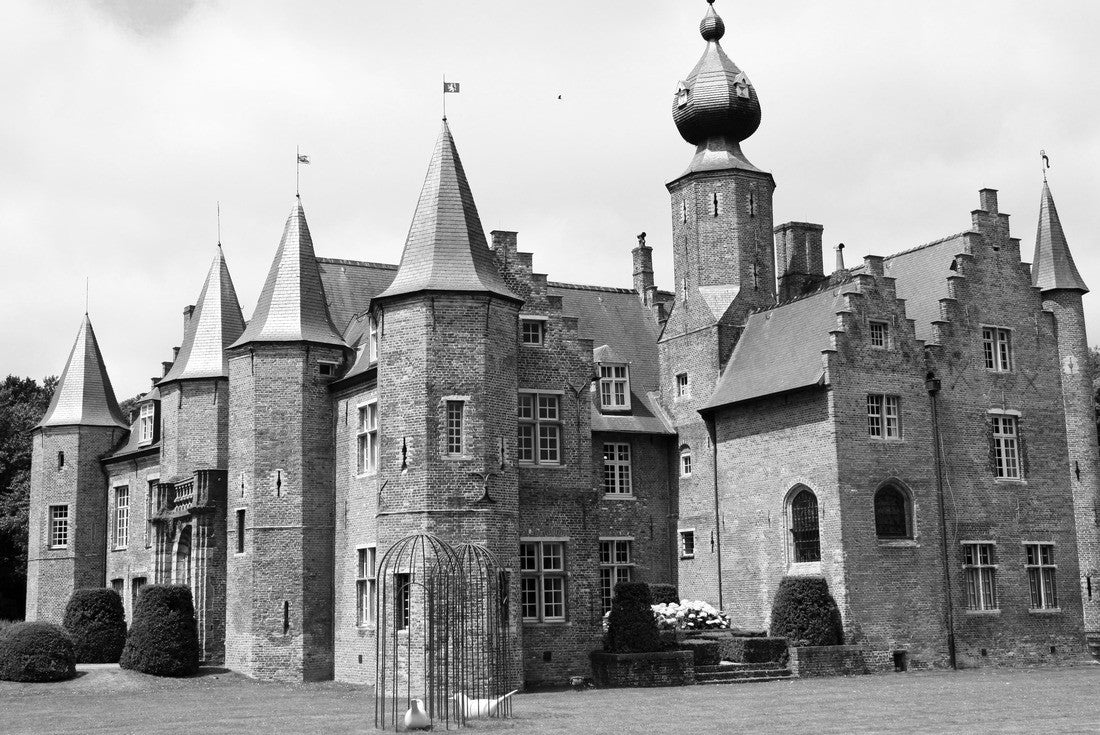 The castle of Rumbeke near the town of Roeselare, Belgium 2000pc PuzzleBlack and White