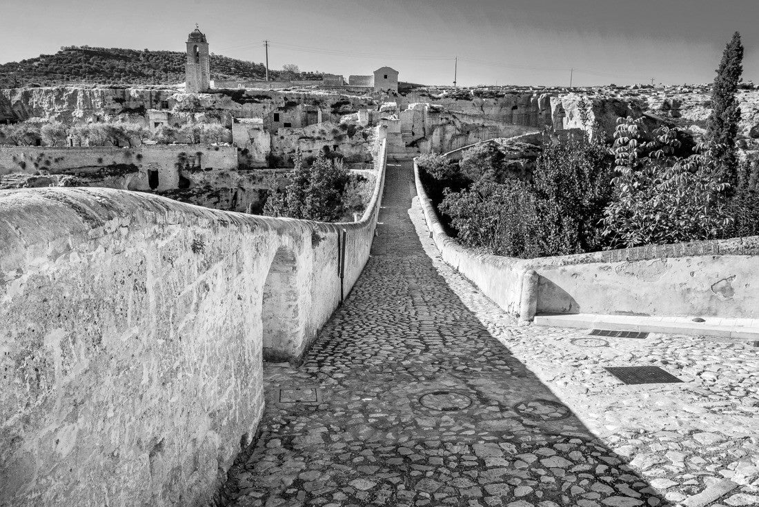 Gravina in Puglia, with the Roman two-level bridge that extends over the canyon. Apulia, Italy 2000pc PuzzleBlack and White