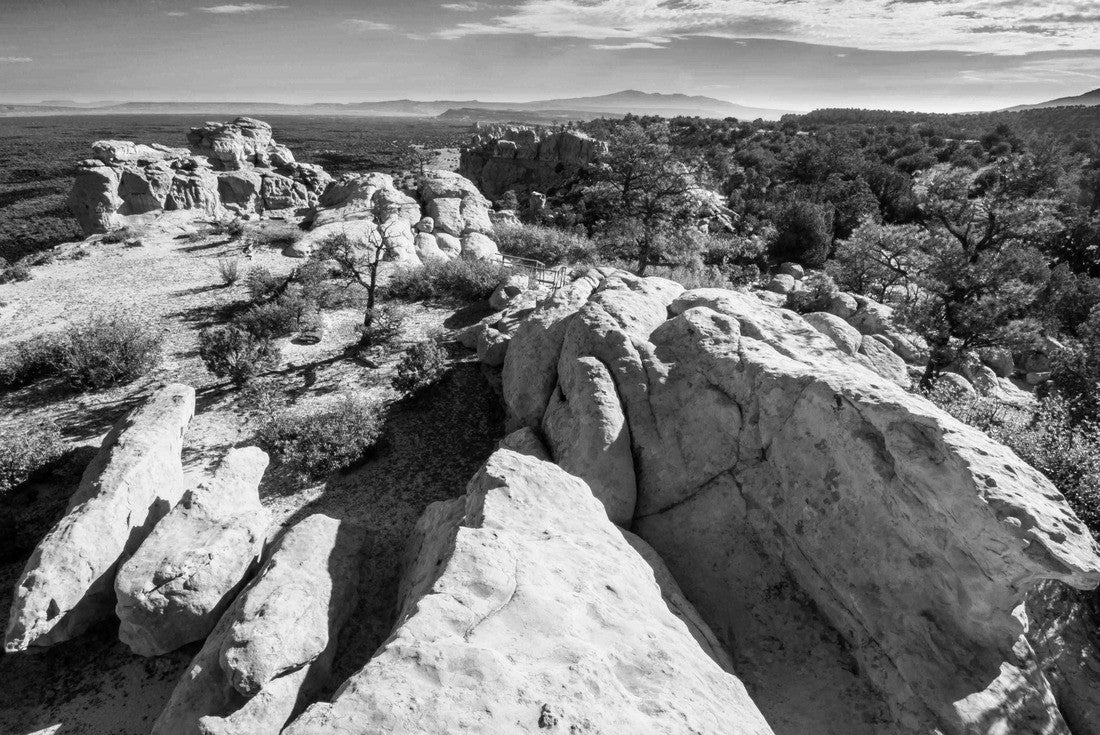Stone structures in New Mexico's El Malpais National Monument 2000pc PuzzleBlack and White
