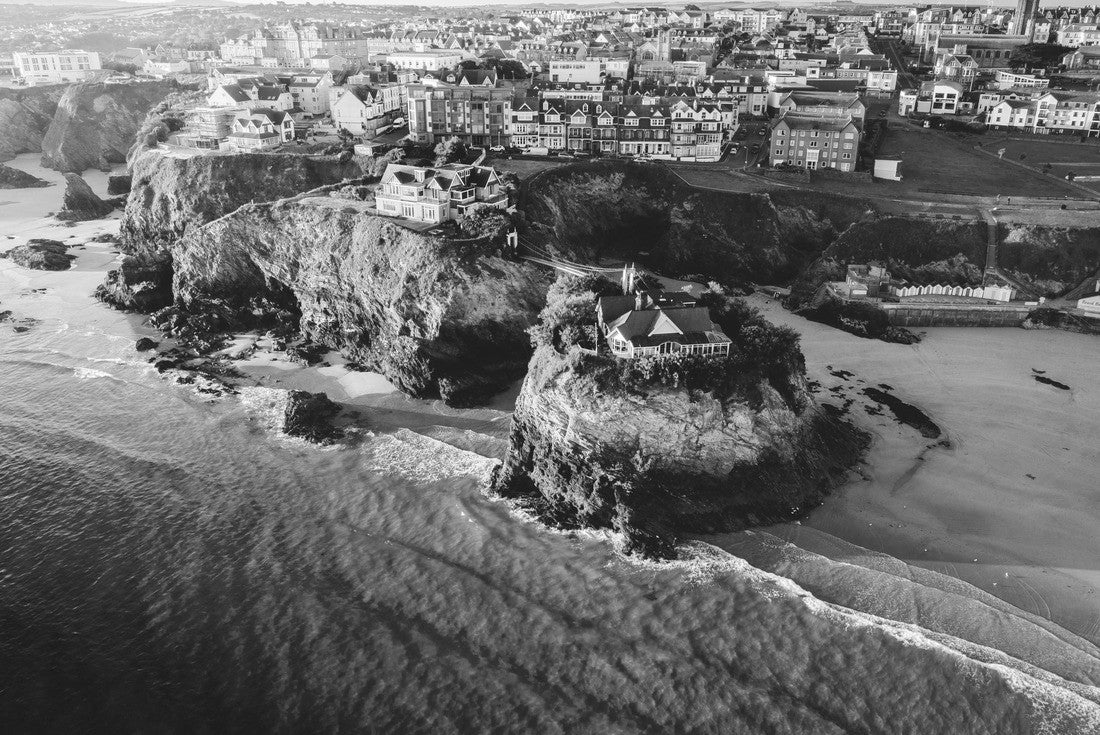 An aerial sunrise view of Newquay beach and town in Cornwall, England 2000pc PuzzleBlack and White