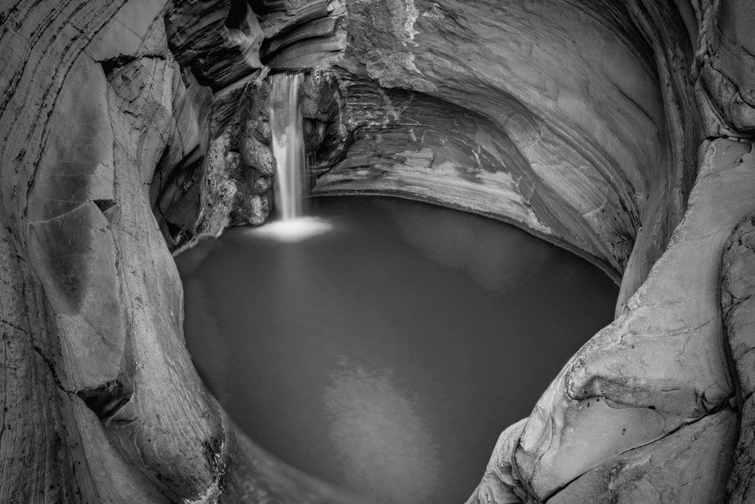 Noah Jigsaw Puzzle Beautiful turquoise waterfall flows into natural pool surrounded by red rock formation in Karijini National Park in Western Australia in black white 2000 pieces