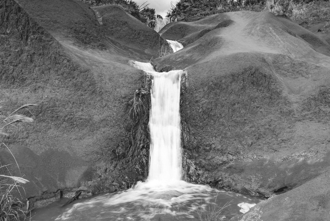The famous Red Waterfalls, a cascading freshwater waterfall over iron-rich basalt in Waimea Canyon State Park on the west side of the island of Kauai, Hawaii, USA 2000pc PuzzleBlack and White