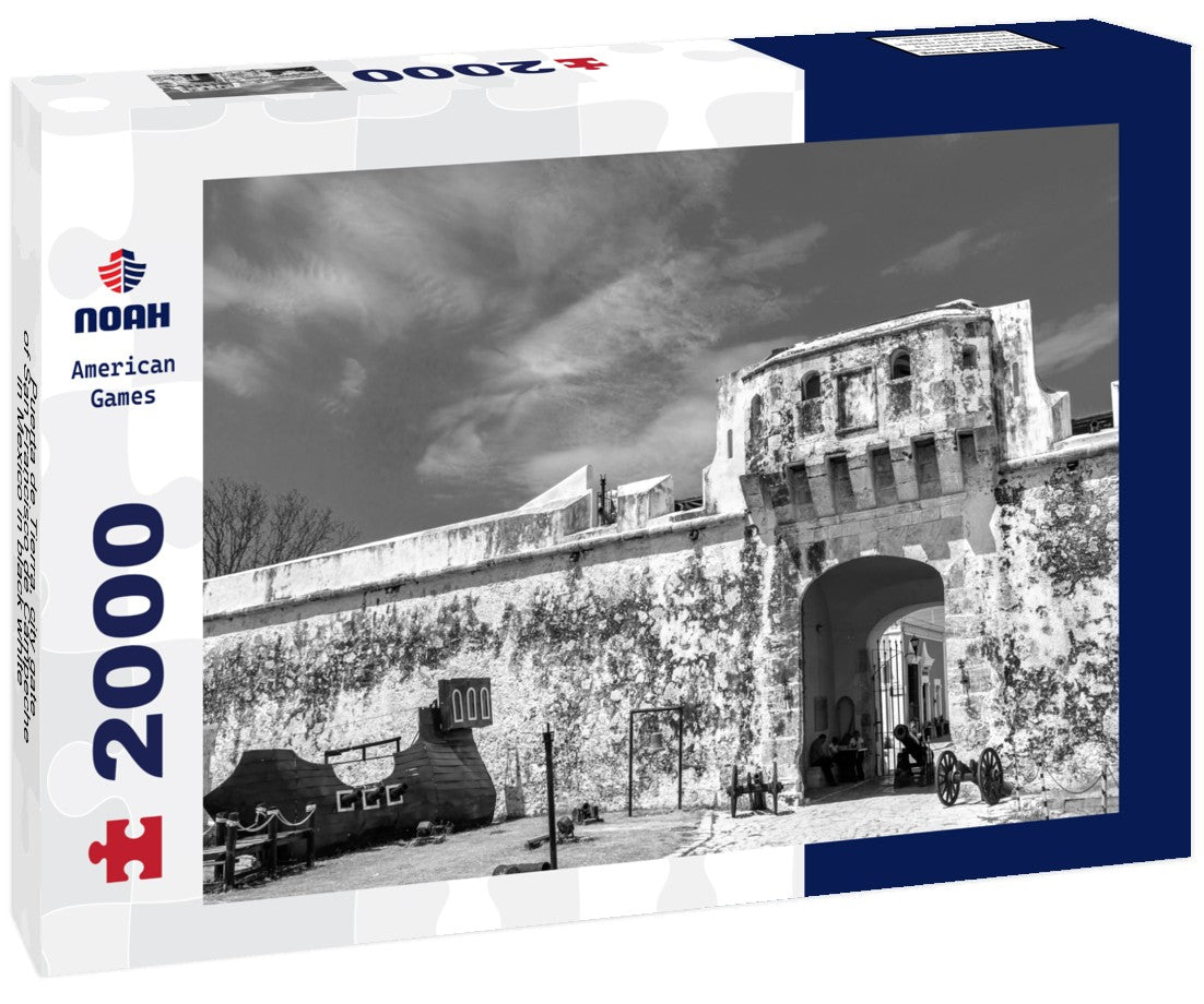 Puerta de Tierra, city gate of San Francisco de Campeche in Mexico 2000pc PuzzleBlack and White