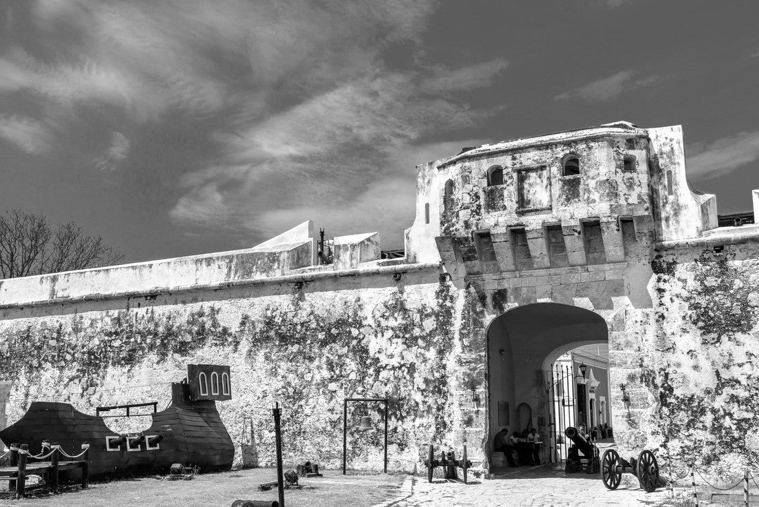 Puerta de Tierra, city gate of San Francisco de Campeche in Mexico 2000pc PuzzleBlack and White
