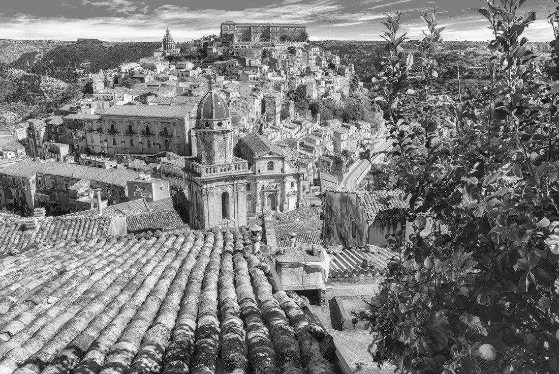 Sunrise in the old baroque town of Ragusa Ibla in Sicily. Historic center built in the late baroque style and named Ibla. Ragusa, Sicily, Italy 2000pc PuzzleBlack and White