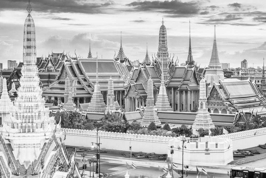 Noah Jigsaw Puzzle Bangkok, Thailand at the Temple of the Emerald Buddha and Grand Palace at dusk in black white 2000 pieces