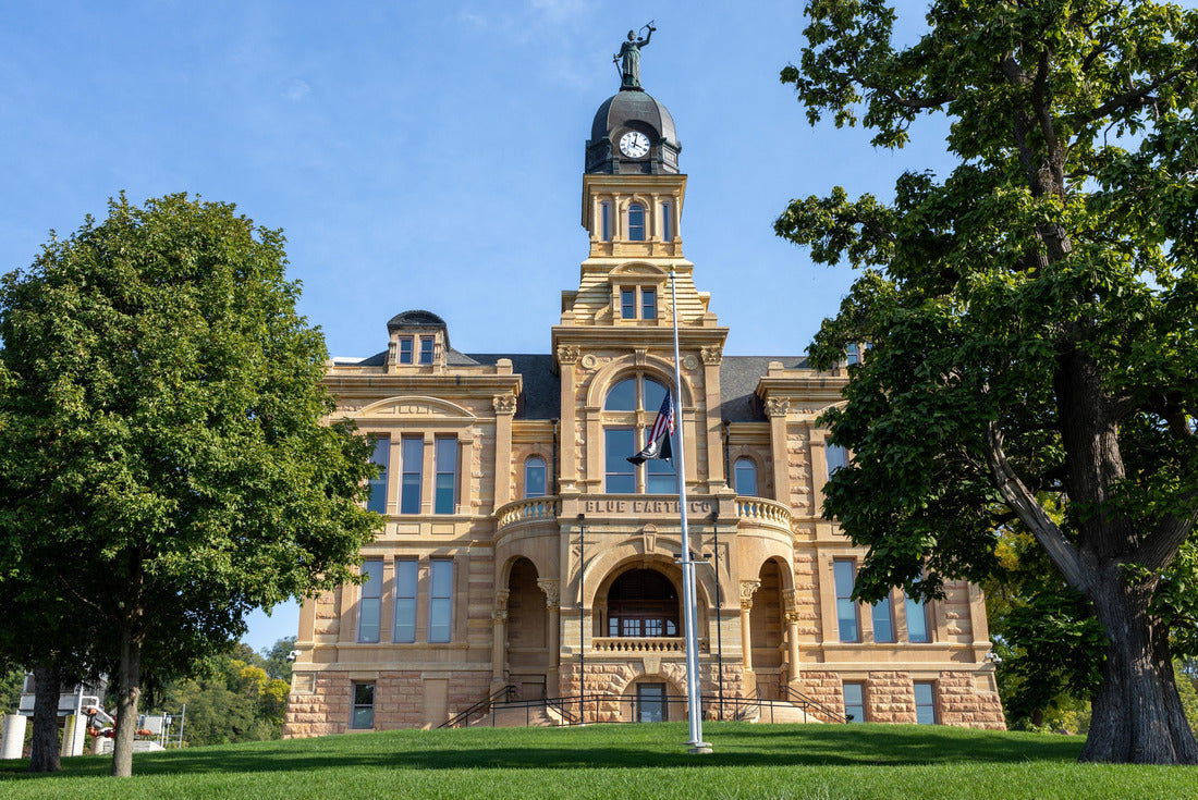 Landscape view of the historic Blue Earth County Courthouse in Mankato, Minnesota, built in 1889 and listed on the National Register of Historic Places 2000pc Puzzle