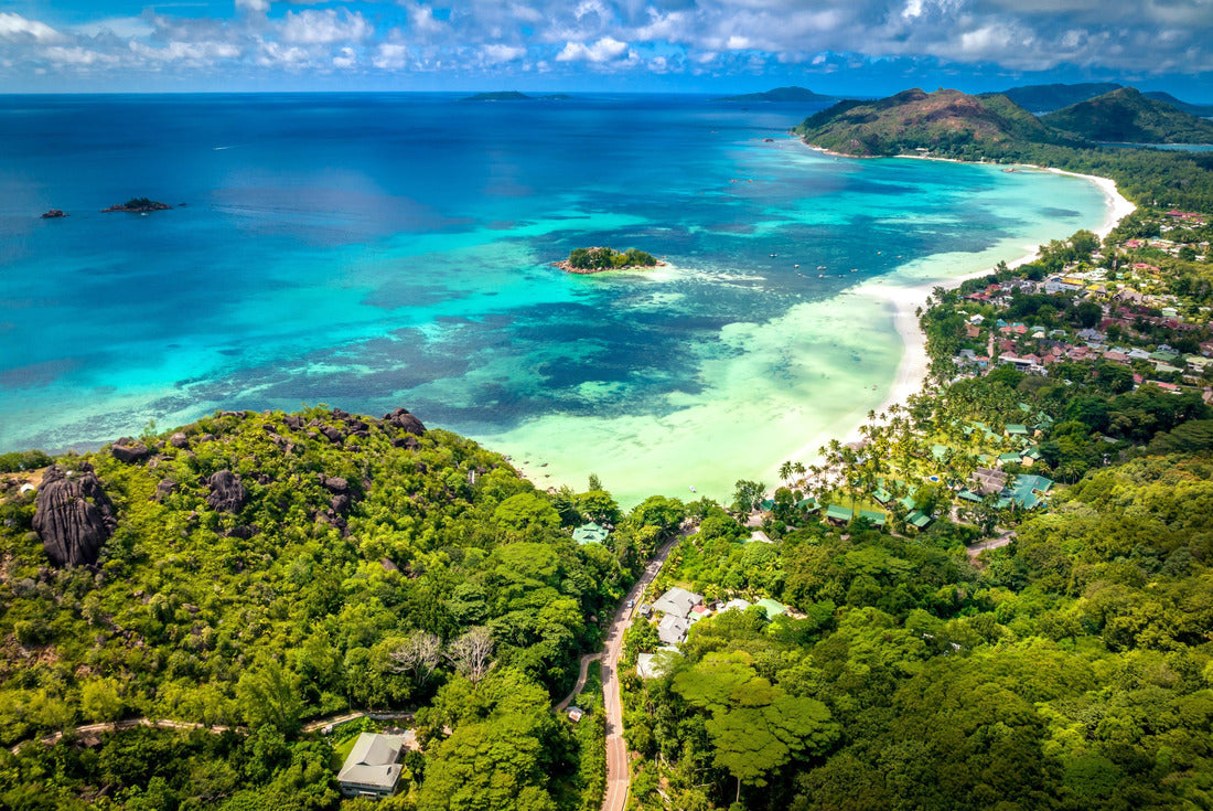 Praslin, Seychelles, tropical island with white beaches and palm trees. Aerial view of tropical paradise bay with granite stones and turquoise crystal clear waters of the Indian Ocean. 2000pc Puzzle